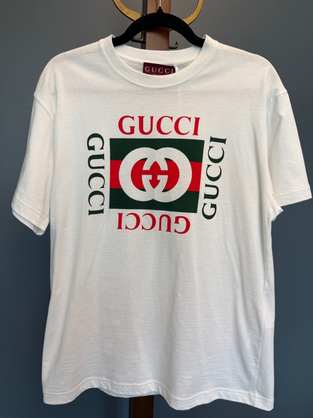 Gucci White Graphic Logo Short Sleeve Tee with Red and Green Print Authentic NWT